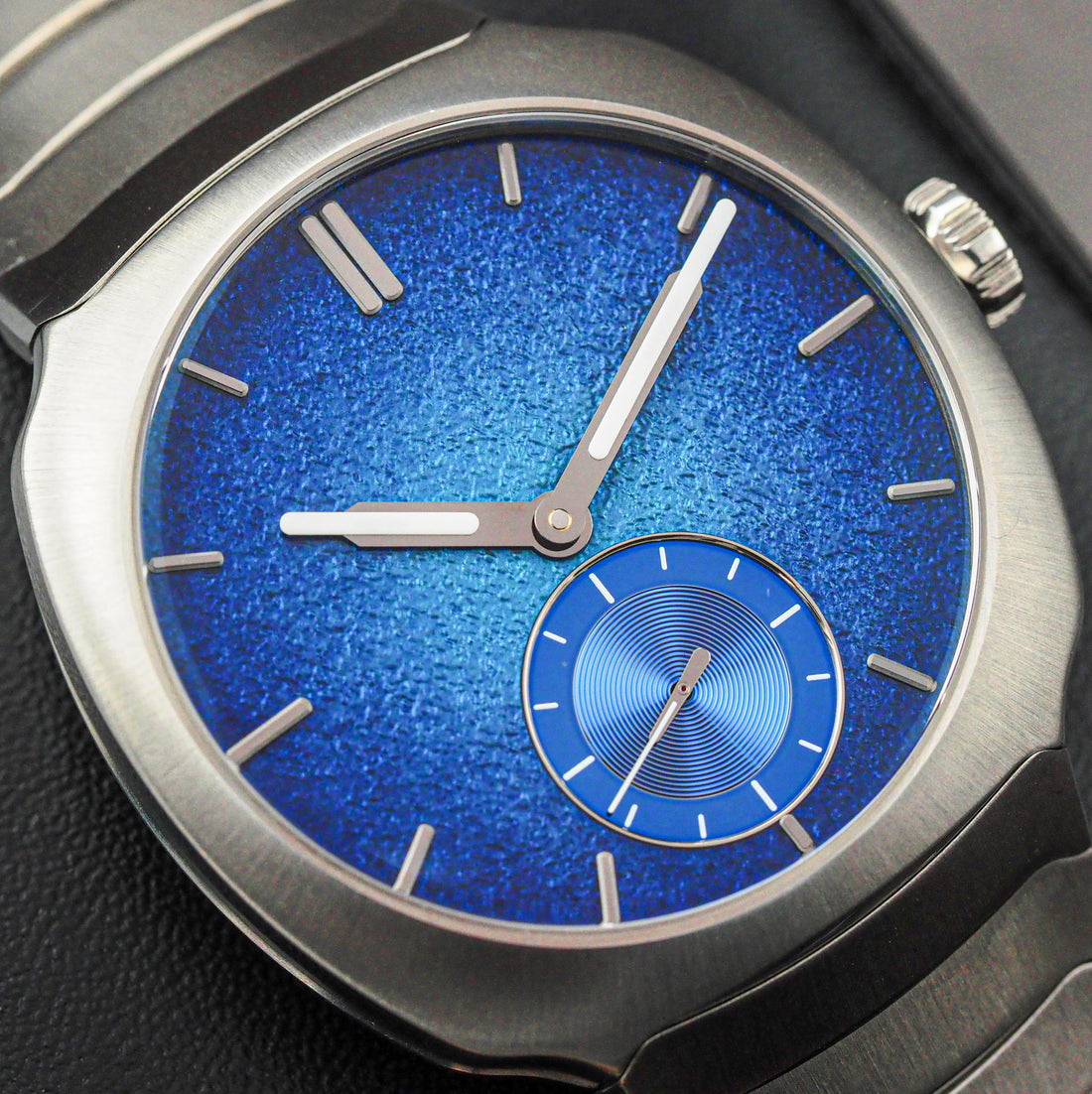 H. Moser & Cie. Streamliner Flyback Chronograph 6500-1200 Matrix Blue Full Set 2024