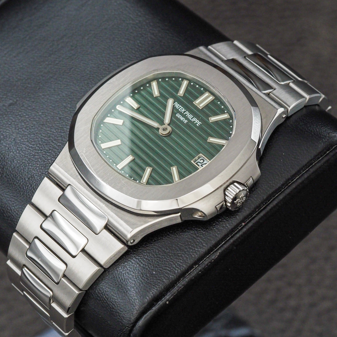 Patek Philippe Nautilus – Green Dial – 2021 – Full Set